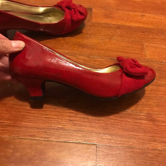🎄 Children’s red shoes 🎄 - Picture 2 of 4